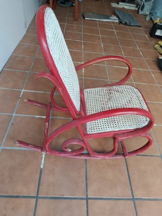 Mecedora infantil roja