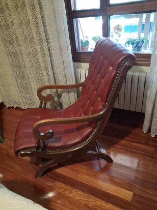Sillón capitoné piel granate y madera