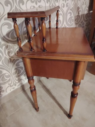 Mesita de noche de madera
