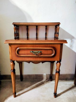 Mesita de noche de madera