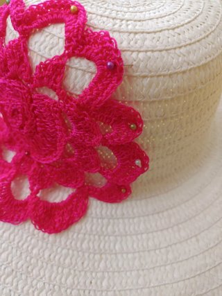 Sombrero de verano blanco con flor rosa