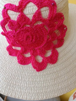 Sombrero de verano blanco con flor rosa