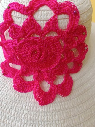 Sombrero de verano blanco con flor rosa