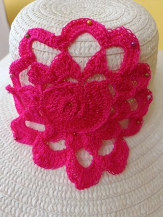 Sombrero de verano blanco con flor rosa