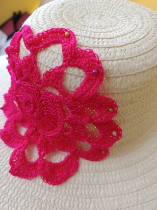 Sombrero de verano blanco con flor rosa