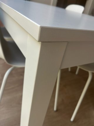 Mesa blanca y 4 sillas
