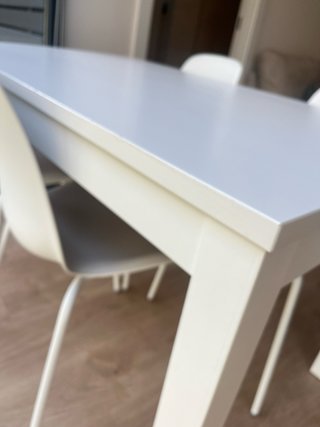 Mesa blanca y 4 sillas