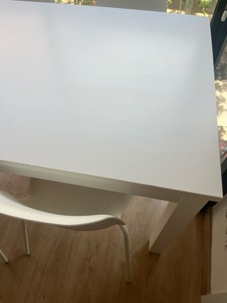 Mesa blanca y 4 sillas
