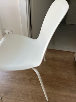 Mesa blanca y 4 sillas