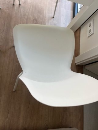 Mesa blanca y 4 sillas