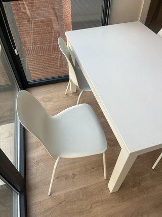 Mesa blanca y 4 sillas