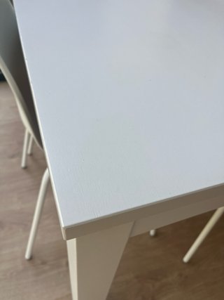 Mesa blanca y 4 sillas