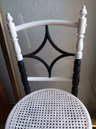 Silla antigua de madera y ratán