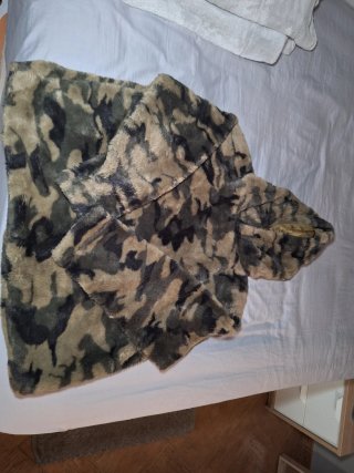 Abrigo peludo camuflaje