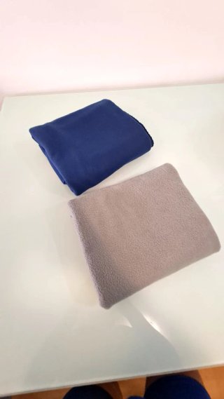 Mantas de polar gris y azul