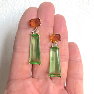 Orecchini con lunghi cristalli verde lime e ambra