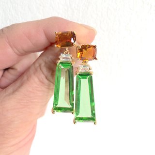 Orecchini con lunghi cristalli verde lime e ambra