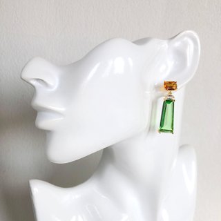 Orecchini con lunghi cristalli verde lime e ambra
