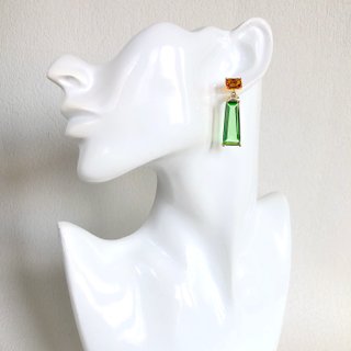 Orecchini con lunghi cristalli verde lime e ambra