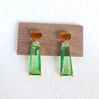 Orecchini con lunghi cristalli verde lime e ambra