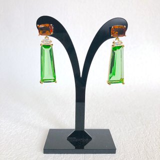 Orecchini con lunghi cristalli verde lime e ambra