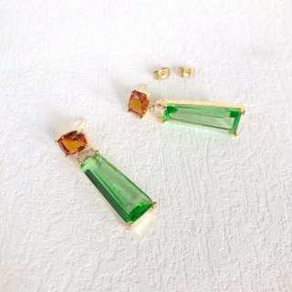 Orecchini con lunghi cristalli verde lime e ambra