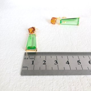 Orecchini con lunghi cristalli verde lime e ambra