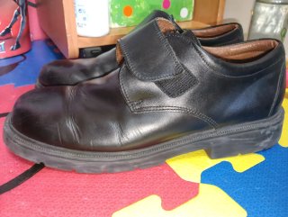 Zapatos talla 42 negros con velcro. Como nuevos.