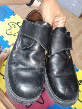 Zapatos talla 42 negros con velcro. Como nuevos.