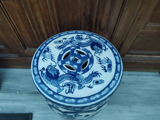 Par asientos de jardín de porcelana china azul