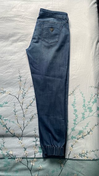 Pantalón vaquero Guess azul.