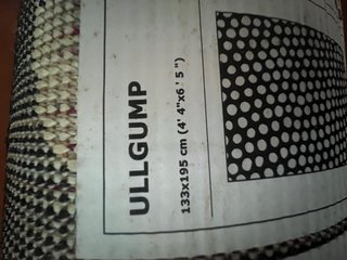 Alfombra negra con lunares beige