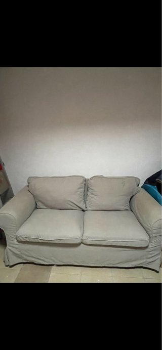 Sofá 2 plazas Ikea beige + fundas roja y blanca