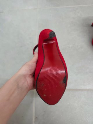 Zapatos de tacón rojos con tiras