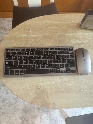 Teclado y ratón inalámbricos plateados