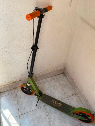 Patinete infantil verde y naranja
