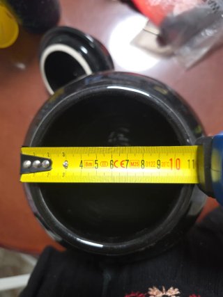 Jarrón de cerámica negro con detalles dorados