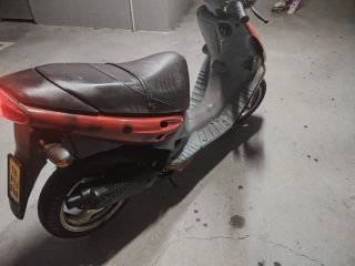 Moto Scooter Roja y Negra
