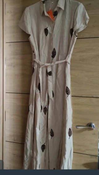 Vestido beige con estampado de hojas