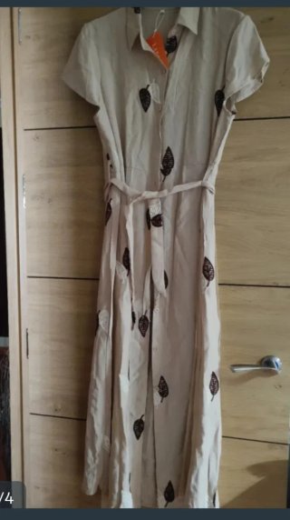 Vestido beige con estampado de hojas