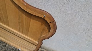 Cabecero de madera tallada.