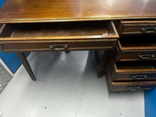 Bonita mesa de escritorio de madera