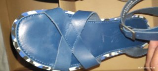Sandalias azules de tiras cruzadas