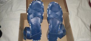 Sandalias azules de tiras cruzadas