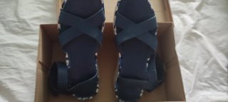 Sandalias azules de tiras cruzadas