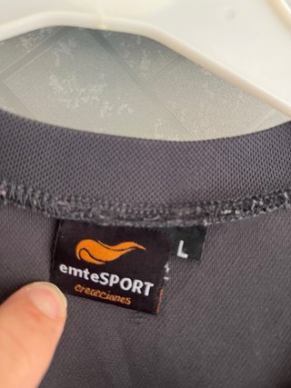 Camiseta entrenamiento gris y naranja