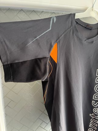 Camiseta entrenamiento gris y naranja