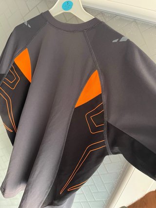 Camiseta entrenamiento gris y naranja