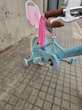Bicicleta infantil azul con cesta