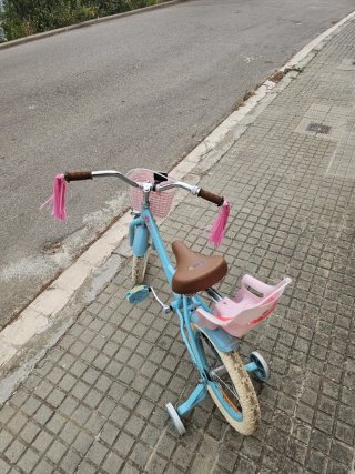 Bicicleta infantil azul con cesta